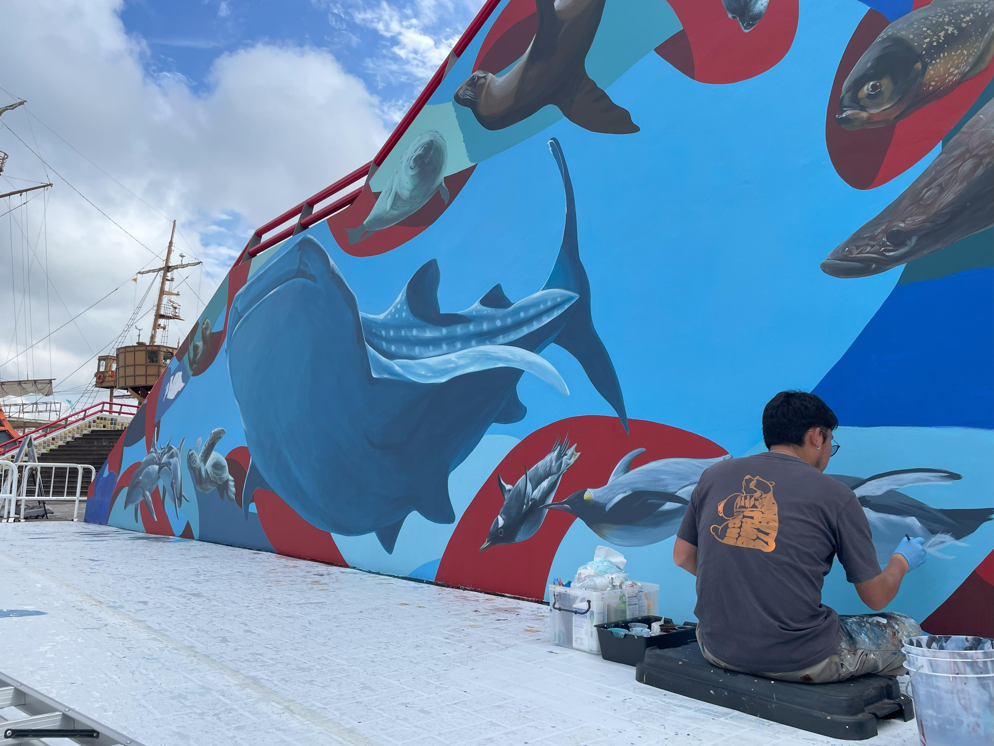 フフフなウォールアート」アーティストによるライブペイントが終了しま